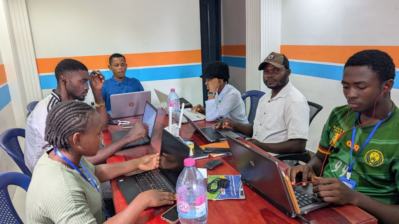 Équipe DISCOM à Douala — solutions digitales et techniques